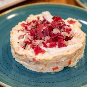 Ensaladilla rusa con jamón ibérico