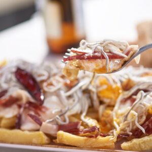 Huevos rotos con gulas y jamón