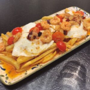 Huevos rotos con gambas al pil pil
